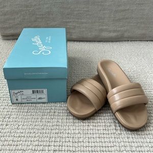 NWT Seychelles Low Key sandal in beige